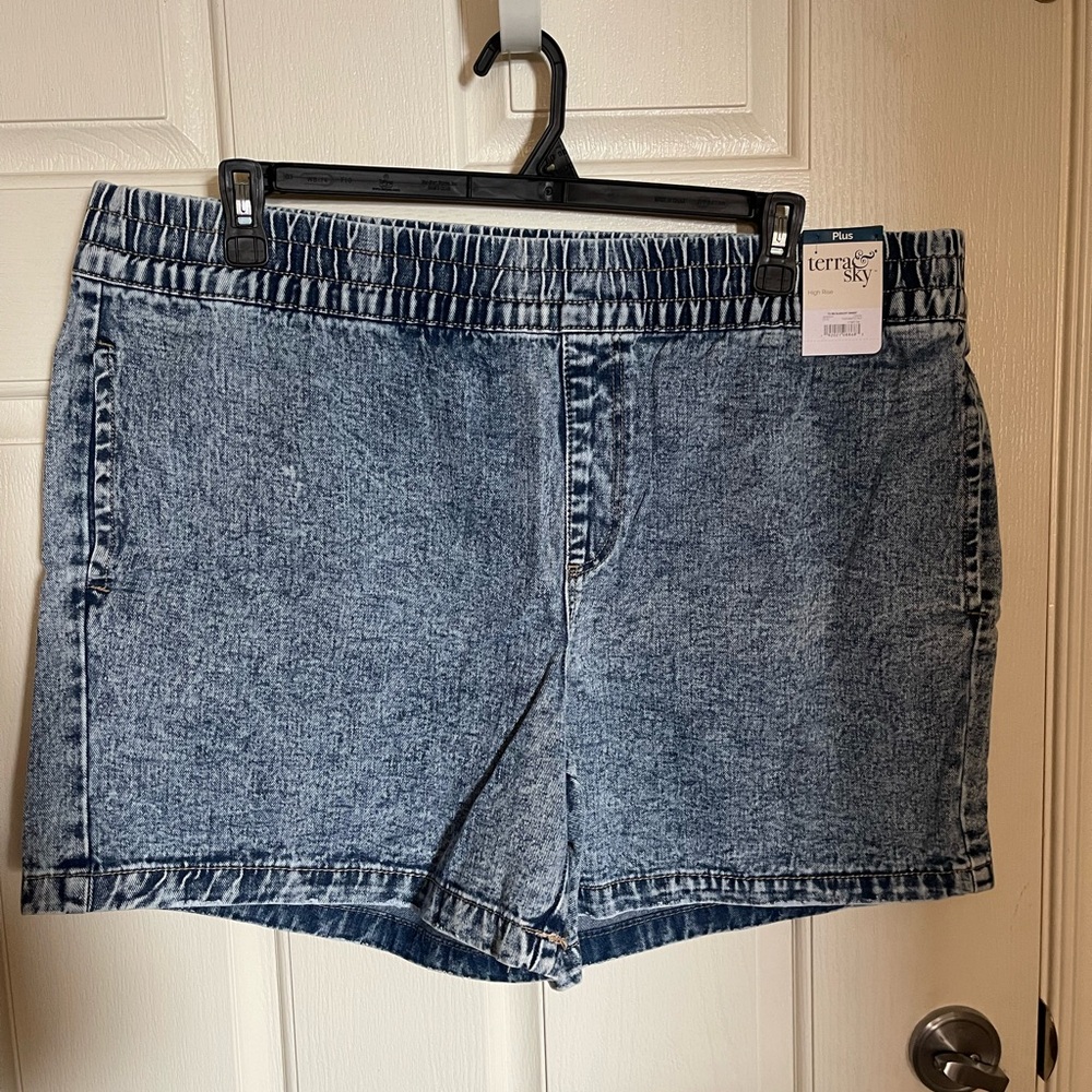 NWT Terra & Sky light wash slouchy shorts; size 1X (16W-18W)